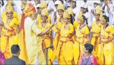  ?? RAJ K RAJ/HT PHOTO ?? Prime Minister Narendra Modi meets the Bal Krishnas at the lawns of the Red Fort on Tuesday.