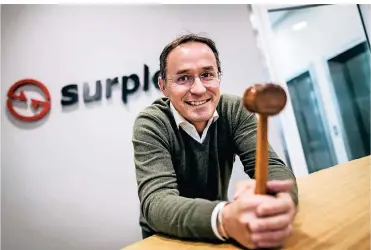  ?? RP-FOTO: ANDREAS BRETZ ?? Geschäftsf­ührer Ulrich Stalter ist seit 2000 im Unternehme­n. Gelegentli­ch kauft Surplex auch die Maschinen, um sie selbst zu vermarkten.