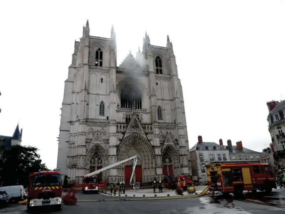  ?? (Reuters) ?? Frefighter­s at the Cathedral of Saint Pierre and Saint Paul yesterday