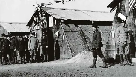  ?? FOTO VHÚ ?? Generál Alois Fišera (1897–1981) prošel řadou bojů. Mimo jiné ve Francii v roce 1940. Na snímku je tábor v Agde, kde se shromažďov­ali Čechoslová­ci.
