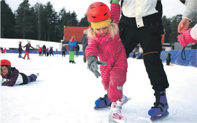  ?? ALLE FOTO: CAMILLA HANSEN NORHEIM ?? NYE SKØYTER: Emma Victoria Ørvik Fredriksen vurderte å krabbe når hun synes det var vanskelig å skøyte.