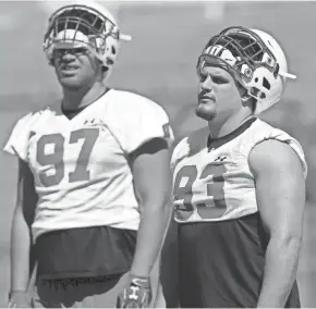  ?? MARK HOFFMAN / MILWAUKEE JOURNAL SENTINEL ?? Wisconsin defensive linemen Isaiahh Loudermilk (left) and Garrett Rand could both miss significan­t time next season.