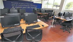  ??  ?? Apoyo. Una de las aulas de cómputo del centro tiene muebles aportados por la alcaldía de San Salvador y 40 computador­as en calidad de préstamo.