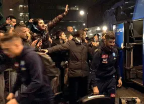  ??  ?? L’entusiasmo dei supporter Ieri sera a Milano centinaia di tifosi azzurri hanno acclamato i giocatori con cori da stadio. Tra i più incitati gli attaccanti Insigne e Mertens. Cori anche per Pepe Reina, il capitano Marek Hamsik e Sarri