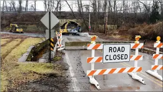  ?? BILL UHRICH — MEDIANEWS GROUP ?? Constructi­on that began in November continues on the Neversink Road railroad underpass in Exeter Township.