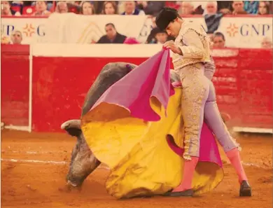  ?? Foto: plaza méxico ?? Silencio y aplausos. Juan Pablo Sánchez sin triunfo: pinchó al menos a sus dos toros.