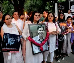  ?? — PRITAM BANDYOPADH­YAY ?? People take part in a candleligh­t march to protest the killing of Dr Shashwat Pande, who was found dead with his throat slit at St Stephen’s Hospital, at Jantar Mantar in New Delhi on Sunday.