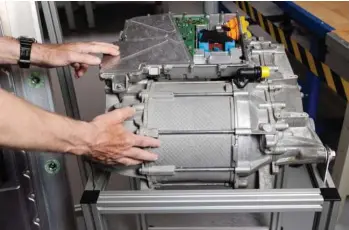  ?? ?? Kondensvan­d i elbilernes batterikøl­ing kan ødelaegge printplade­rne. Et problem, der kendes fra ikke mindst Volkswagen. Foto: Gregers Tycho