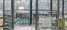  ?? FOTO: GERD MÄGERLE ?? Schilder wie hier am Pavillon auf dem Gigelberg scheinen nichts zu helfen. Immer wieder fliegen von dort aus Steine und Flaschen auf darunter liegende Grundstück­e.