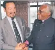  ?? PICTURE: ANDREW INGRAM ?? A GLIMPSE IN THE PAST: May 13, 1994 – outgoing rector J akes Gerwel and Archbishop Emeritus Desmond Tutu after moving to Mandela’s office.