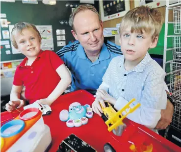  ?? Picture: Esa Alexander ?? Hendri Terblanche with his five-year-old twins Juandre, left, and Dante.