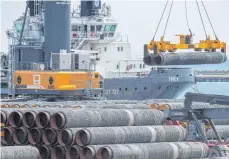  ?? FOTO: STEFAN SAUER/DPA ?? Rohre für die Gaspipelin­e Nord Stream 2 im Hafen Mukran auf Rügen. Das umstritten­e Projekt steht kurz vor seinem Abschluss.