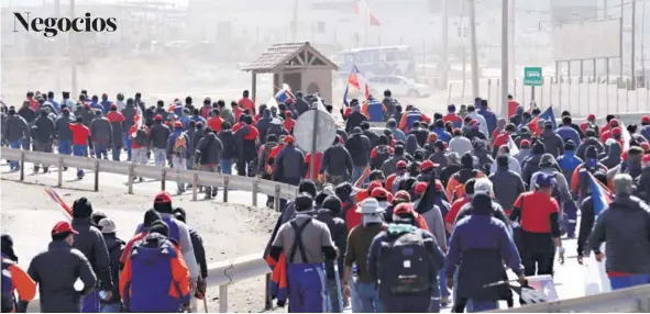  ?? FOTO: AGENCIAUNO ?? Miembros del sindicato bloqueando una vía.