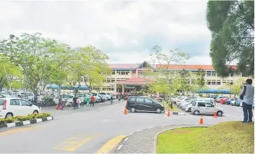  ??  ?? Public calls for solution to the parking woe at Sibu Hospital.