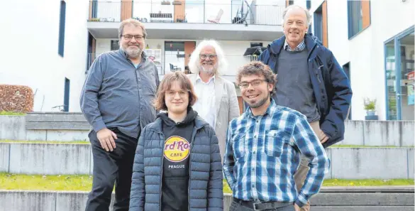  ?? FOTO: JULIA BRUNNER ?? Thomas Breitkopf (von links), Hannah Deißinger, Wolfgang Schreiber, Simon Schutz und Hans Hübner sind fünf der 13 Kandidaten, die sich am 9. Juni für die Fraktion Grüne, SPD und Unabhängig­e Bürger zur Wahl stellen.