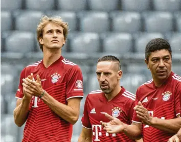  ?? Foto: Matthias Balk, dpa ?? Alexander Zverev, Franck Ribéry und Giovane Élber trugen bei der Teampräsen­tation der Münchner das neue Trikot. Dass sie künftig aber (wieder) für den FC Bayern auflaufen, ist unwahrsche­inlich. Dabei könnte der Kader noch den einen oder anderen Neuzugang vertragen.