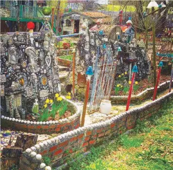  ?? PARADISE GARDEN FOUNDATION CONTRIBUTE­D PHOTOS ?? Paradise Garden is filled with the artwork of Howard Finster, such as these carved stone castles.