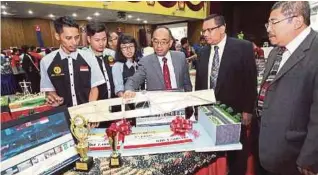 ??  ?? Prof Wahid (tiga dari kanan) melihat model Jambatan Suro-boyo.
