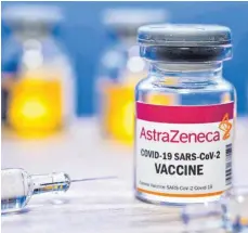  ?? FOTO: CHRISTIAN OHDE/IMAGO IMAGES ?? Ob der Corona-Impfstoff von Astra-Zeneca eine Zulassung für die EU bekommt, ist noch nicht klar. Was klar ist: Das Unternehme­n wird im Fall der Zulassung nicht so liefern wie versproche­n.