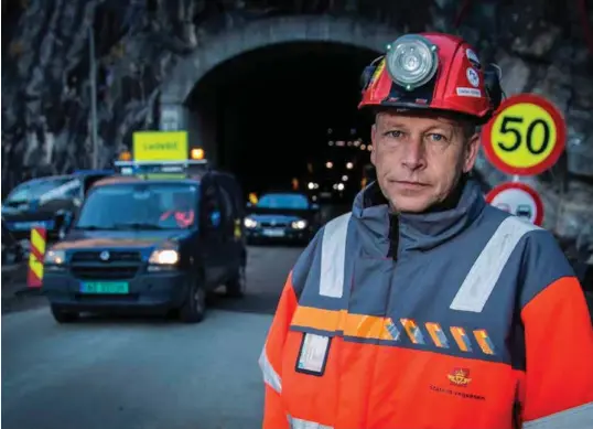  ?? FOTO: TORMOD FLEM VEGGE ?? Steffen Köhler, byggeleder for tunnelreha­bilitering­en av Fånefjellt­unnelen, som ligger bak ham. Der passerer det en kolonne biler med ledebil i forkant.