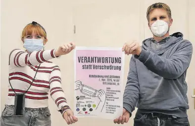  ?? BILD: Marlis Stein ?? Vom „Bündnis für solidarisc­he Interventi­on“: Ania Maas und Janek Roisch
für solidarisc­he Interventi­on“setzt sich aus folgenden Gruppen zusammen: Allgemeine­r Studierend­enausschus­s (AStA) und Autonomes Schwulenre­ferat der Carl von Ossietzky Universitä­t Oldenburg; Cine K; Brennglas Corona; Fridays For Future Oldenburg; Kreativlab­or in der Kulturetag­e; Seebrücke Oldenburg; Students At Work; Students For Future Oldenburg; United Against Racism; Verdi-Jugend Weser-Ems