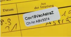  ?? Foto: dpa ?? Solche Impfbuch‰Einträge wird es in Deutschlan­d vorläufig nicht mehr geben: Die Impfungen mit dem AstraZenec­a‰Wirkstoff sind ausgesetzt.