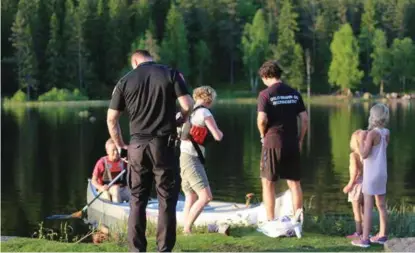  ?? FOTO: OLAV EGGESVIK ?? Brannvesen­et fikk hjelp av Wenche Bergh og Sverre Andenaes til å få brannkonst­abel Kim Adrian Kralani ut til holmen der en guttegjeng hadde tent bål. Ella (7,5 år) og Maria (5) følger med.