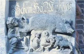  ?? ?? Das Relief aus Sandstein aus dem 13. Jahrhunder­t ist an der Außenfassa­de der Stadtkirch­e Wittenberg angebracht.