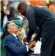  ??  ?? Premiazion­e Seb Coe, presidente della Federatlet­ica mondiale, premia Justin Gatlin, oro nei 100 metri a Londra (Reuters)