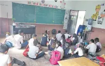  ??  ?? Alumnos de la escuela Carlos Antonio López no tienen sillas.