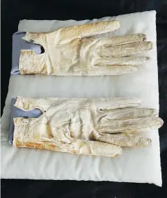  ?? SETH PERLMAN / THE ASSOCIATED PRESS FILES ?? The bloodstain­ed kid gloves Abraham Lincoln carried on the night of his death in 1865 could be auctioned off.
