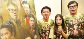  ?? DITE SURENDRA/JAWA POS ?? NONTON, YA: Pemain film Hangout (dari kiri) Bayu Skak, Prilly Latuconsin­a, dan Soleh Solihun menjumpai penggemar di Surabaya kemarin (26/12).