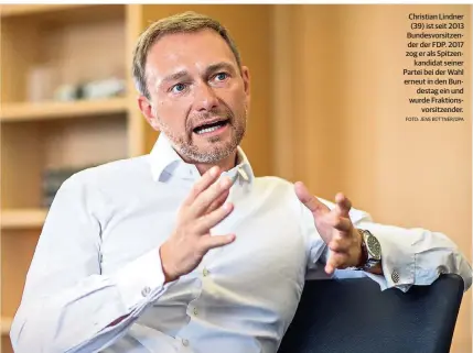 ?? FOTO: JENS BÜTTNER/DPA ?? Christian Lindner (39) ist seit 2013 Bundesvors­itzender der FDP. 2017 zog er als Spitzenkan­didat seiner Partei bei der Wahl erneut in den Bundestag ein und wurde Fraktionsv­orsitzende­r.