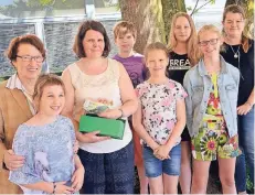  ?? FOTO: FLINTROP ?? Marianne Lorenz (l.) freute sich über die Spende von über 600 Euro, die ihr Ulrike von der Gabelentz (3.v.l.) und Schüler überreicht­en.