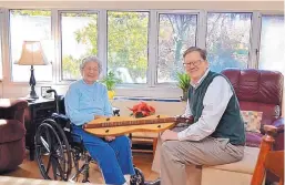  ?? DAN CURRAN/ATLANTA JOURNAL-CONSTITUTI­ON/TNS ?? Betty Tarr, an independen­t living resident at Wesley Woods Towers, is shown here chatting with her son Sam.