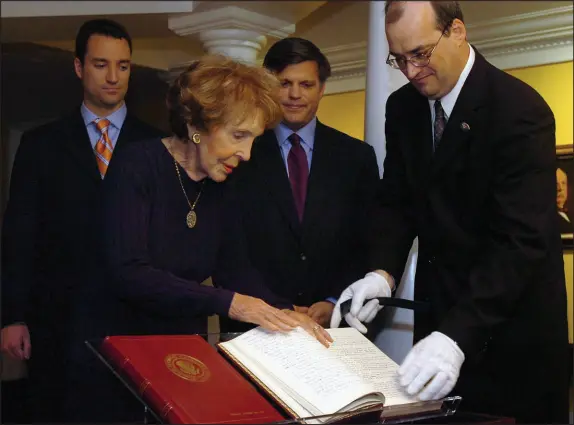 ?? ERIC PARSONS / THE VENTURA COUNTY STAR VIA ASSOCIATED PRESS ?? Nancy Reagan, front left, and supervisor­y archivist Mike Duggan, front right, place some of former President Ronald Reagan’s original diaries on display in 2007 at the Ronald Reagan Presidenti­al Library in Simi Valley, Calif.