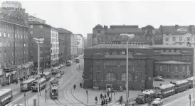  ?? ?? Det är oklart hur gammal neonskylte­n på Hagnäs saluhall är. På bilder från 1950-talet syns den inte. Däremot kröner skylten byggnaden på den här bilden från 1966. Den renoverade saluhallen ska vara klar sommaren 2022 och väntas öppna för besökare senast samma höst.