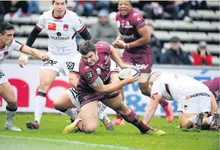  ?? Photo Midi Olympique — Bernard Garcia ?? L’instant où Marco Tauleigne a débloqué le match, sous les yeux de Baptiste Couilloud, Jean-Marcellin Buttin et Cameron Woki. La vista de Marais et le talent de Jalibert ont rendu ce moment possible.