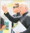  ??  ?? Auctioneer Ian Munro acknowledg­es a bidder at Kauri Saleyards.