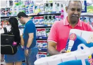  ??  ?? Algunas personas han optado por comprar grandes cantidades de productos, como el papel higiénico.