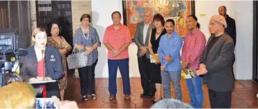  ??  ?? Creadores. Un grupo de los artistas visuales asistió a la inauguraci­ón de la muestra en el Museo de las Casas Reales.