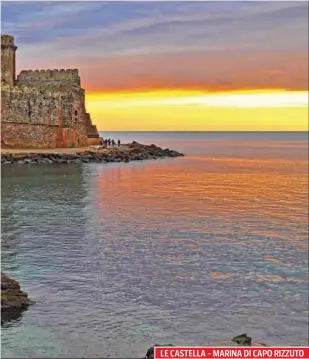  ?? ?? LE CASTELLA - MARINA DI CAPO RIZZUTO
PAESAGGI MOZZAFIATO
In Calabria mare e cielo danno spettacolo sulla spiaggia di Marina di Capo Rizzuto (Kr), dove si può ammirare lo splendore del Castello aragonese del XV secolo.