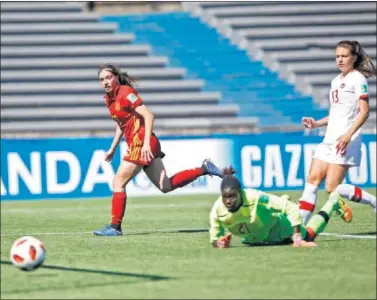  ??  ?? EL QUINTO. Eva Navarro cerró así la goleada de España ante Canadá.