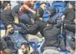  ?? FOTO: AFP ?? Chaoten von Besiktas Istanbul und Lyon griffen sich auf den Tribünen an.