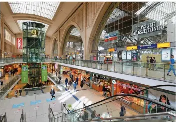  ?? FOTO: ENDIG/DPA ?? Im Leipziger Hauptbahnh­of wurde vor 20 Jahren das erste Einkaufsze­ntrum eröffnet. Betrieben wird es von der Center-Kette ECE, zu der im Saarland die Europa-Galerie und das Saarpark-Center gehören.