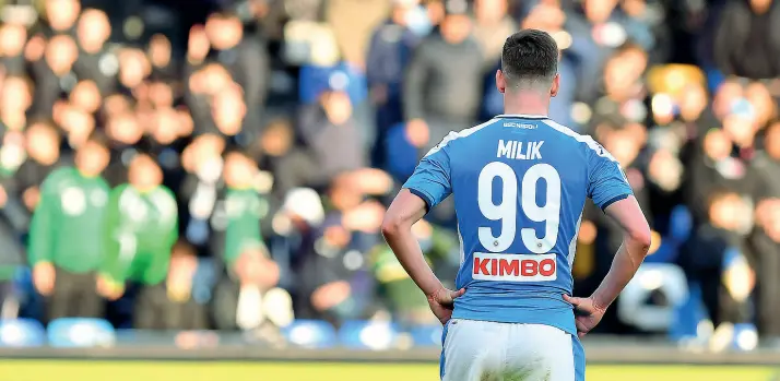  ??  ?? Centravant­i Arek Milik è arrivato a Napoli nell’estate del 2016per sostituire Gonzalo Higuain passato alla Juventus