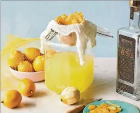  ?? / THE NEW YORK TIMES
PROP STYLIST: KRISTI HUNTER. JASON VARNEY ?? Lemons are prepared for limoncello in Philadelph­ia. Limoncello is a vibrantly colored digestif that goes down easy on a hot summer’s day.