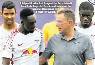  ??  ?? RB-Sportdirek­tor Ralf Rangnick im Gespräch mit Jean Kevin Augustin. Er wünscht sich, dass der Sommer-Neuzugang eine
Schippe drauflegt.