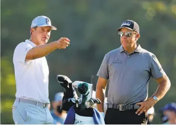  ?? CURTIS COMPTON AP ?? Bryson DeChambeau, picking the brain of Phil Mickelson on Wednesday, is revolution­izing the game.
