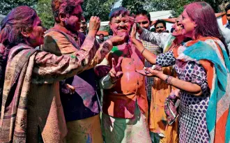  ??  ?? CELEBRATIO­N DAY Shyam Jaju celebrates Holi at the BJP’s Delhi office